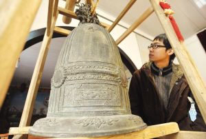 亮相拍卖展的明代佛钟。