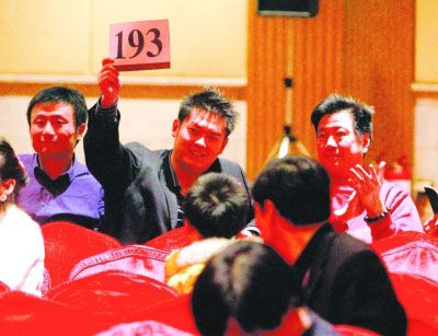 193号拍主最终以130万摘得1985年产整箱茅台酒。宋峤摄