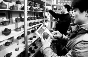 近日，两位消费者正在某商店聚精会神地研究紫砂壶。深圳商报记者 姜志强 摄