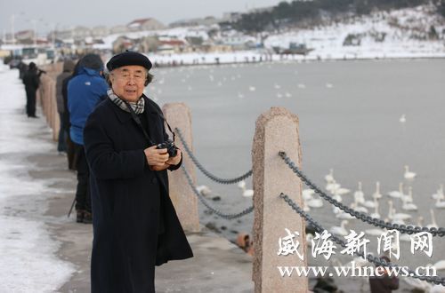 第一次来到烟墩角，吕厚民十分开心。（周岩 摄） 