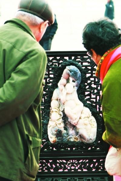 市民正在端详玉雕屏风。
