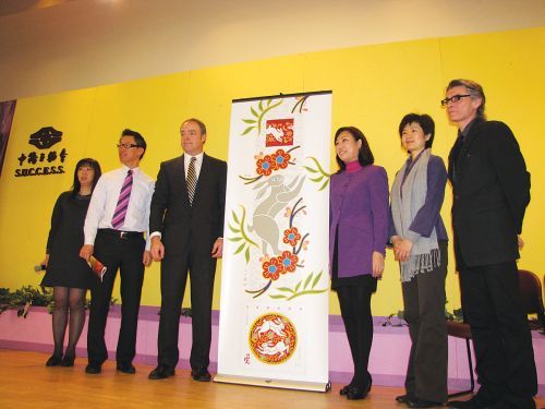 李郑小华（左一）、哈斯利普（右一）、李文慈（右二）与众嘉宾主持兔年邮票揭幕仪式。张文慈摄 