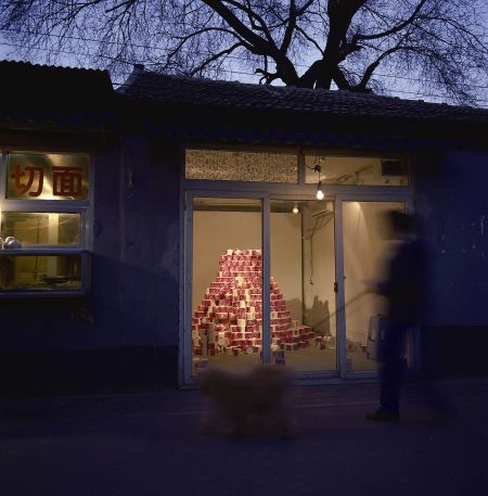 浪尖的水花：2010年4月李景湖的作品《雪人》。