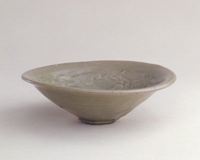 耀州窑青釉印花童子玩莲纹碗。