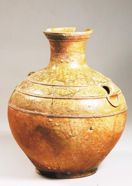 张安世家族墓地中M25耳室出土的珍贵瓷罐上绘有“九头鸟”图案。记者翟小雪 摄