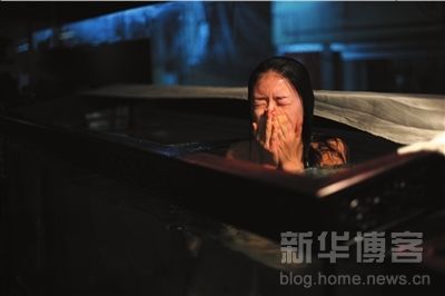 肮脏不堪的鱼缸真让一些人找到了儿时记忆中美人鱼的快感？