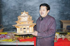 王维相和他的木雕作品。