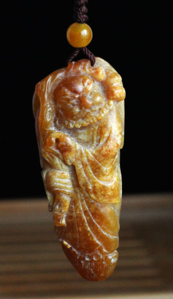 黄玉盘前