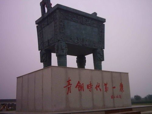青铜时代第一鼎??司母戊鼎。