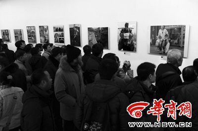 第23届全国摄影艺术展西安巡展现场人声鼎沸。