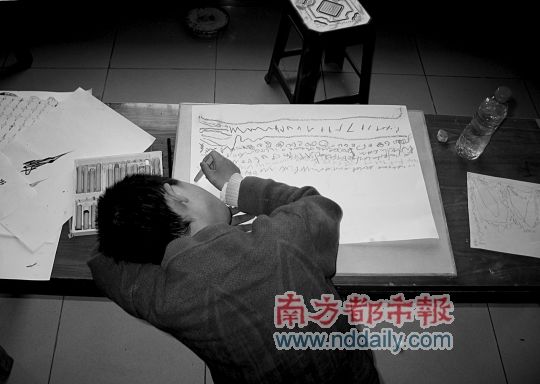 专心写“天书”的李丽，她是病院里最年轻的病人艺术家。