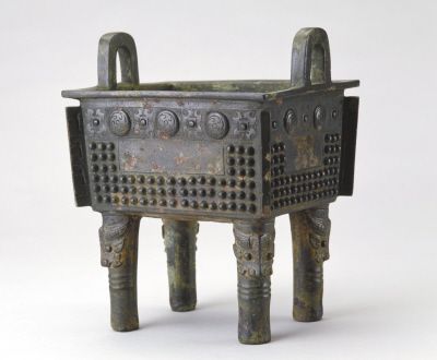 图为章乃器藏品商代?亚（左酉右上凶右下儿）父丁鼎，现收藏于故宫博物院。