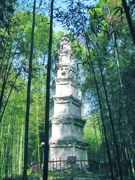 香严寺外竹林中的这座白塔，是清代香严寺住持颛愚谧禅师的灵塔。