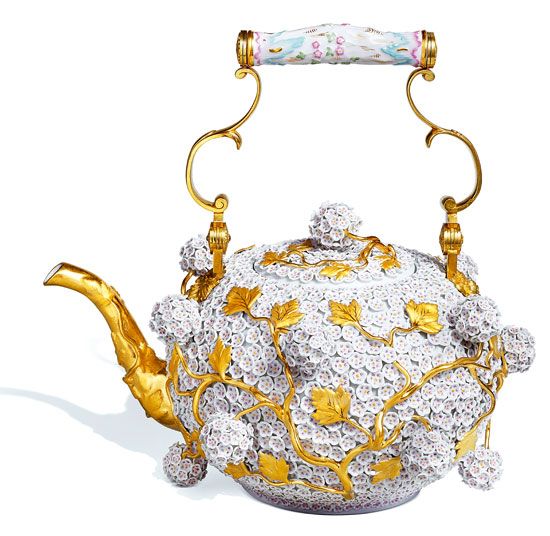 “雪花球(Snowball Blossoms)”茶壶。