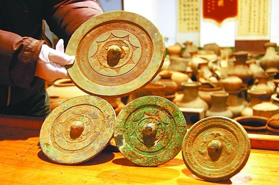 一个墓里出土的4面铜镜。