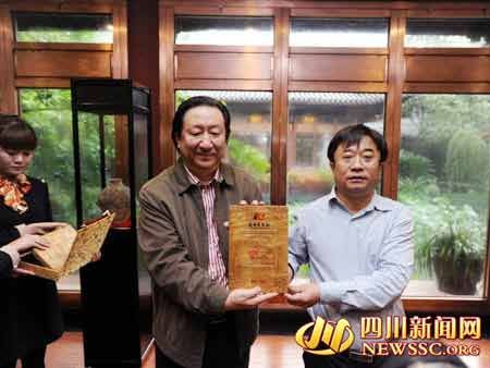 中国国家画院院长杨晓阳向成都武侯祠博物馆无偿捐赠个人藏品
