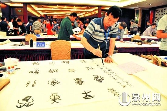 进入总决赛的选手现场挥毫创作