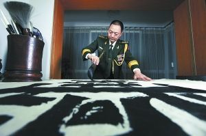 书法家毛广淞在研习书法
