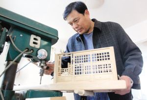 每一个仿古马车都是等比例缩小，纯手工制作。