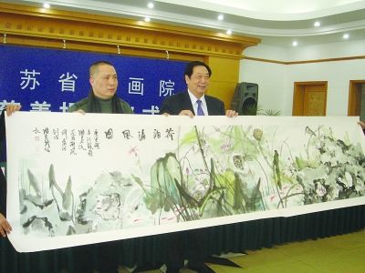周京新将《荷韵清风》交给于国家。