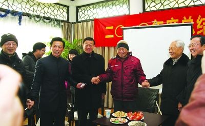 众艺术家与马老(中红衣者)。