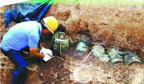 工作人员在对编钟进行挖掘