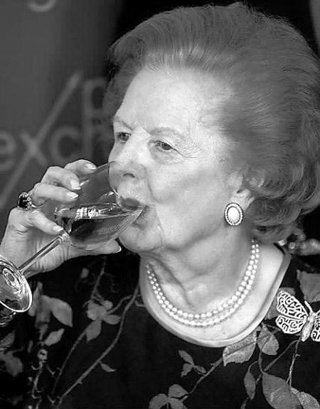 撒切尔夫人品尝玛歌庄园葡萄酒（资料照片）