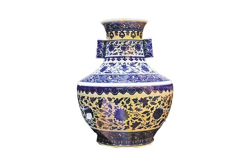 清代乾隆青花贯耳缠枝花卉纹尊