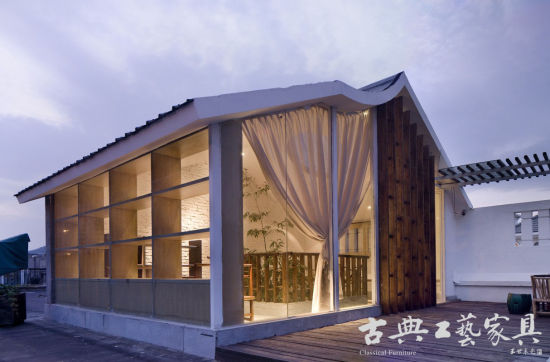 简单的月牙式屋顶和原顶天井的应用，是对徽派建筑的诠释