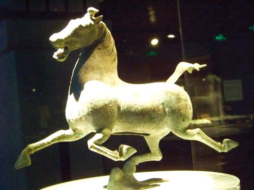1969年在甘肃武威出土的东汉铜奔马在“出土文物展”中赢得了各国观众的赞叹。