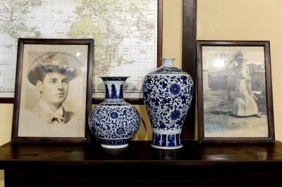 开滦博物馆复原的1901年胡佛在开平矿(开滦煤矿的前身)任总办时的办公室内摆放的胡佛(左一)与夫人的照片。