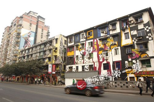 涂鸦街让整个黄桷坪被艺术包围，成为黄桷坪的新名片。
