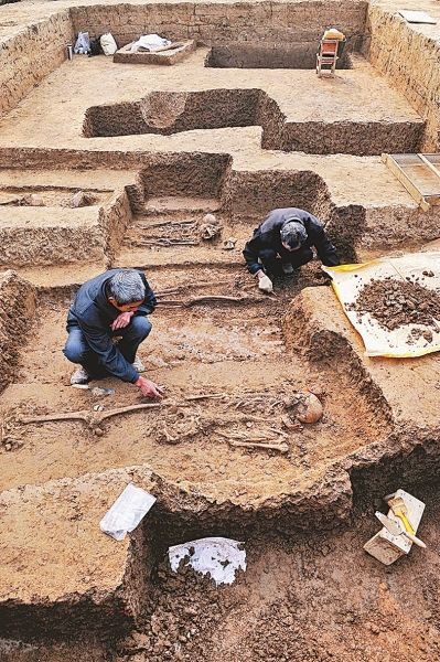考古人员在舞阳贾湖新石器时代遗址第八次发掘现场工作。图片来源：新华社 河南文物网