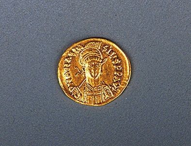 洛阳衡山路北魏大墓发掘出的阿纳斯塔修斯一世金币正面。图片来源：新华社 河南文物网