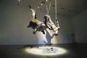 《悬案》 490cm×830cm×230cm 综合材料 2010年