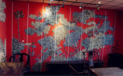房子里有不少这样用瓷片拼成的名画。此画为张大千名画，用元明清三代青花瓷拼成，据称红色的瓷片烧制技术现已经失传