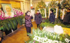 昨日，社会各界人士到江南殡仪馆灵堂祭奠著名国画大师晏济元。本报记者 高科 摄