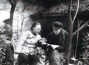 1973年，晏济元夫妻俩在家门口研讨诗词。图均由晏济元长子晏秉正提供