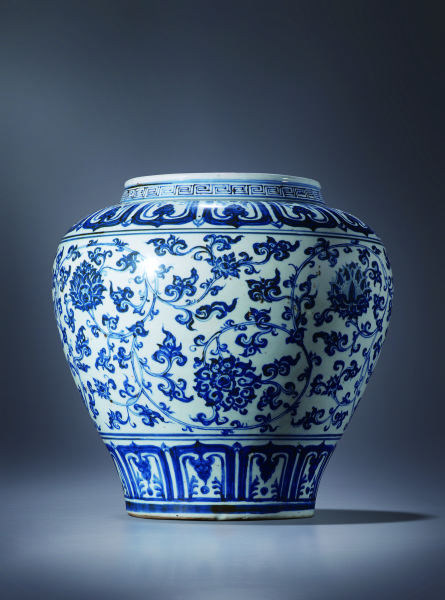 明正统 青花缠枝宝相花莲瓣纹大罐 高37.9cm 成交价：105.8万元 北京中汉2013秋拍（北京中汉拍卖供图）