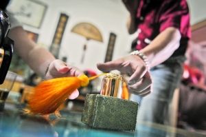 铜刻艺人冯健辉一气之下悬赏价值万余元的24k土豪金“万岁”印章征集线索破案。信息时报记者 康健 摄