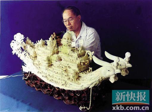 潘楚钜，生于1936年，广东省南海人，中国工艺美术大师。1950年在广州市泗盛隆象牙店当店员时，培养了对象牙雕刻工艺的兴趣，1960年进入大新象牙厂，至退休。他善于创作象牙画舫，被业界誉为“牙雕船王”。