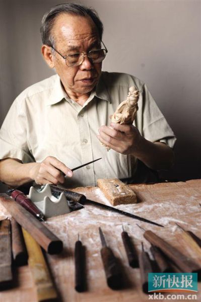 李定宁，1932年生，广东省南海县人，中国工艺美术大师，著名象牙雕刻大师。擅长雕刻人物，作品多以人物为主体，配以山水、树木、亭台楼阁。