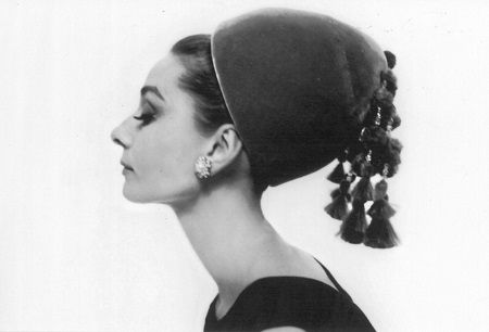 奥黛丽?赫本于1964年佩戴这顶帽子所拍摄的杂志封面