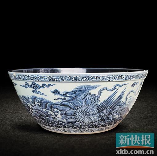 明宣德蓝釉青花海水翼龙纹鱼浅