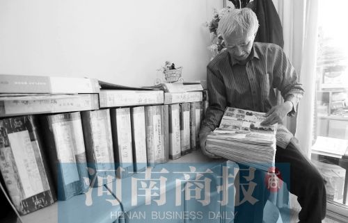 老李平时看到好图片都会归类收集，现在已经自制了近200本册子，最厚的一本有600多页