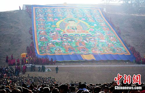 2月15日，有着300余年历史的甘肃拉卜楞寺举行了一年一度的正月十三晒佛节，今年展出的是西方极乐世界佛??阿米塔巴佛祖。中新社发 马兆龙 摄