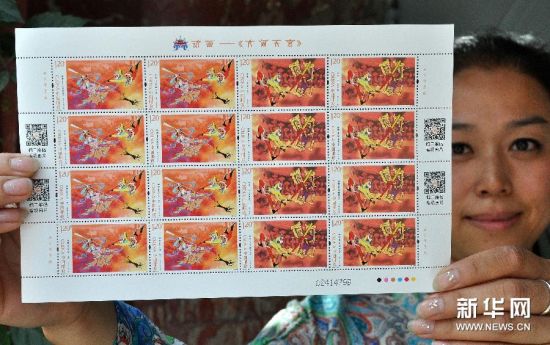 5月30日，河北省邮政公司邯郸市分公司工作人员展示《动画??〈大闹天宫〉》特种邮票。