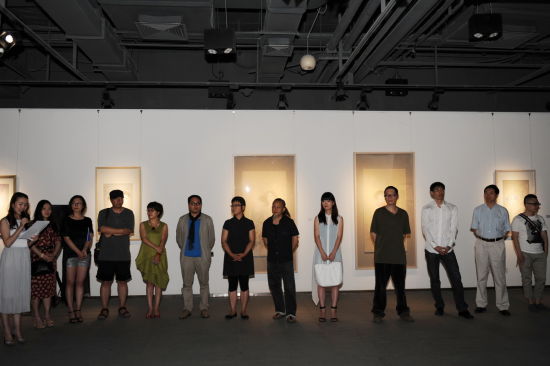 展览现场参展画家合影