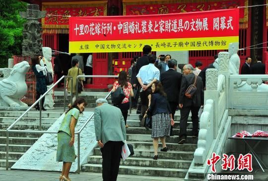 图为参观者接踵而至。王健 摄