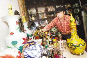 崔绍松在自己的“酒窖”里自得其乐